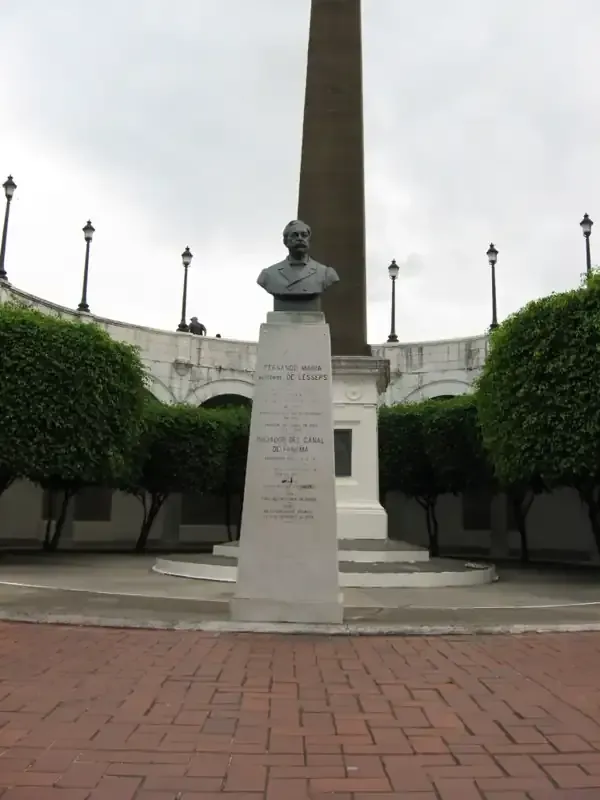Casco Viejo 的法國廣場，紀念巴拿馬運河的方尖碑