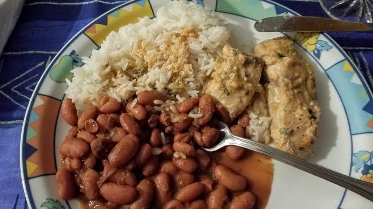 鹹豆子搭配白飯與肉類的餐盤