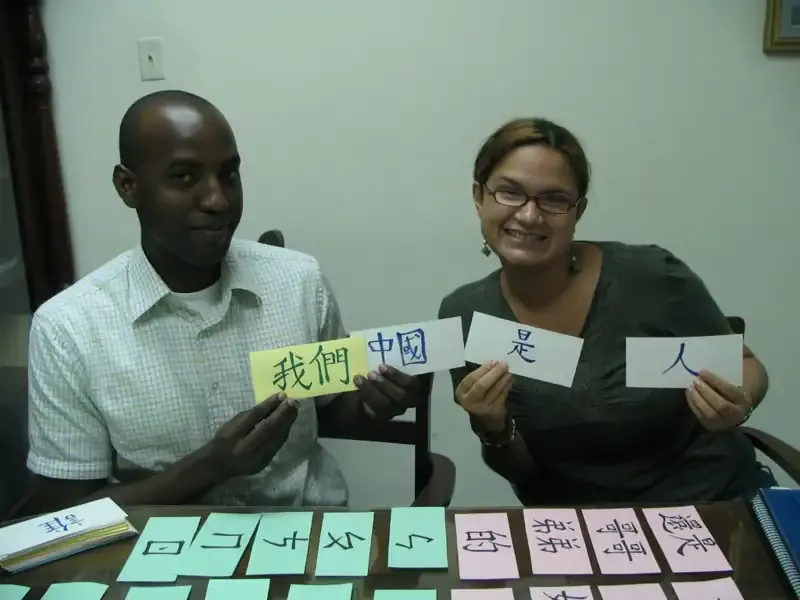 學生在課堂上用字卡排句子
