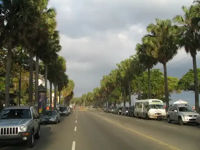 Malecón 沿海的大馬路與椰子樹