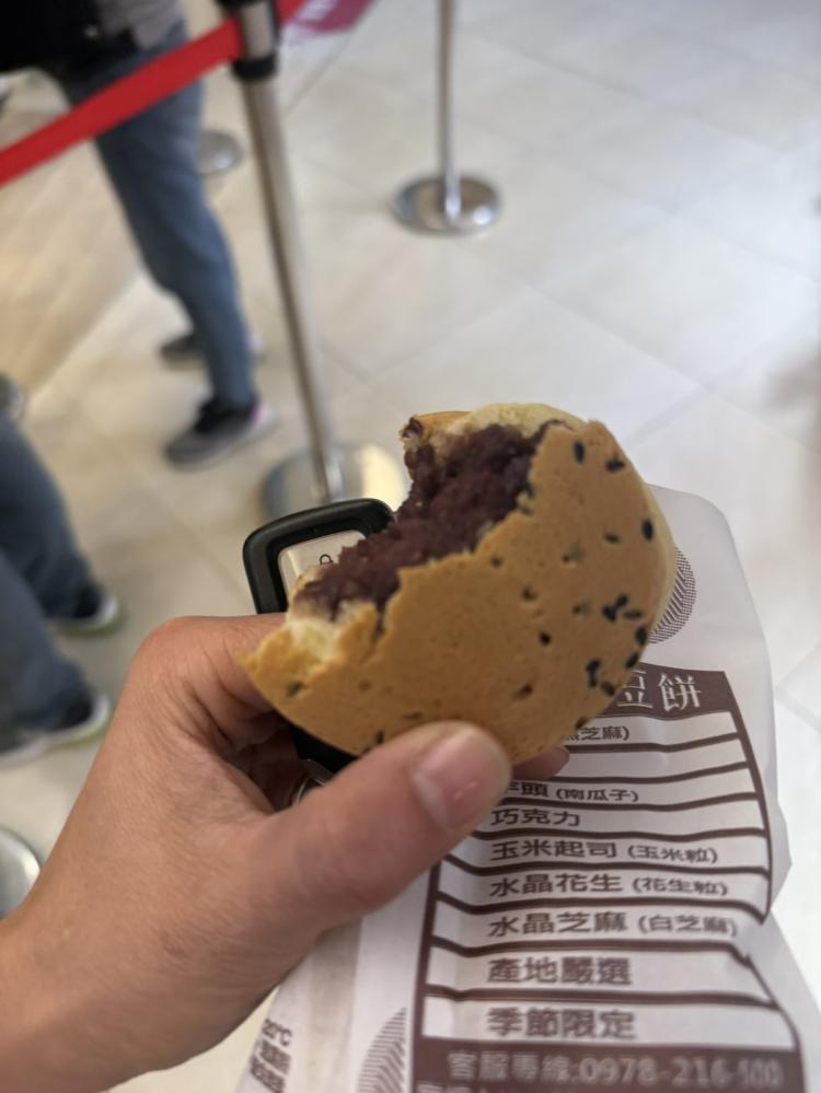 咬開後露出紅豆餡的台灣車輪餅