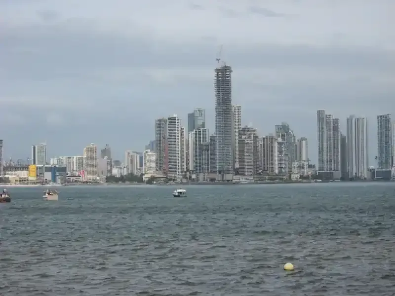 從 Casco Viejo 望向巴拿馬市的高樓天際線
