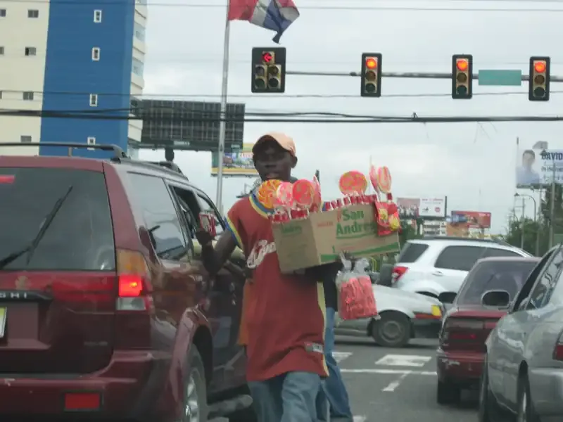 紅燈時走進車陣兜售的馬路小販
