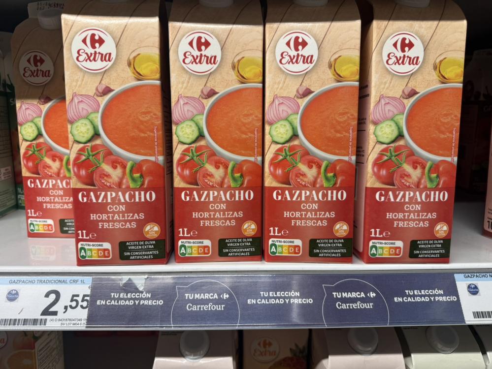 西班牙超市貨架上的盒裝 Gazpacho 冷湯