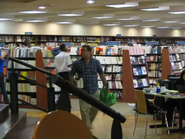 Cuesta 書店的書架區