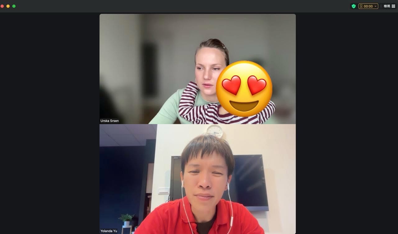 學生抱著小孩上線上中文課