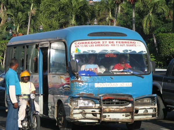 多明尼加街頭擠滿乘客的 GUAGUA 小巴士