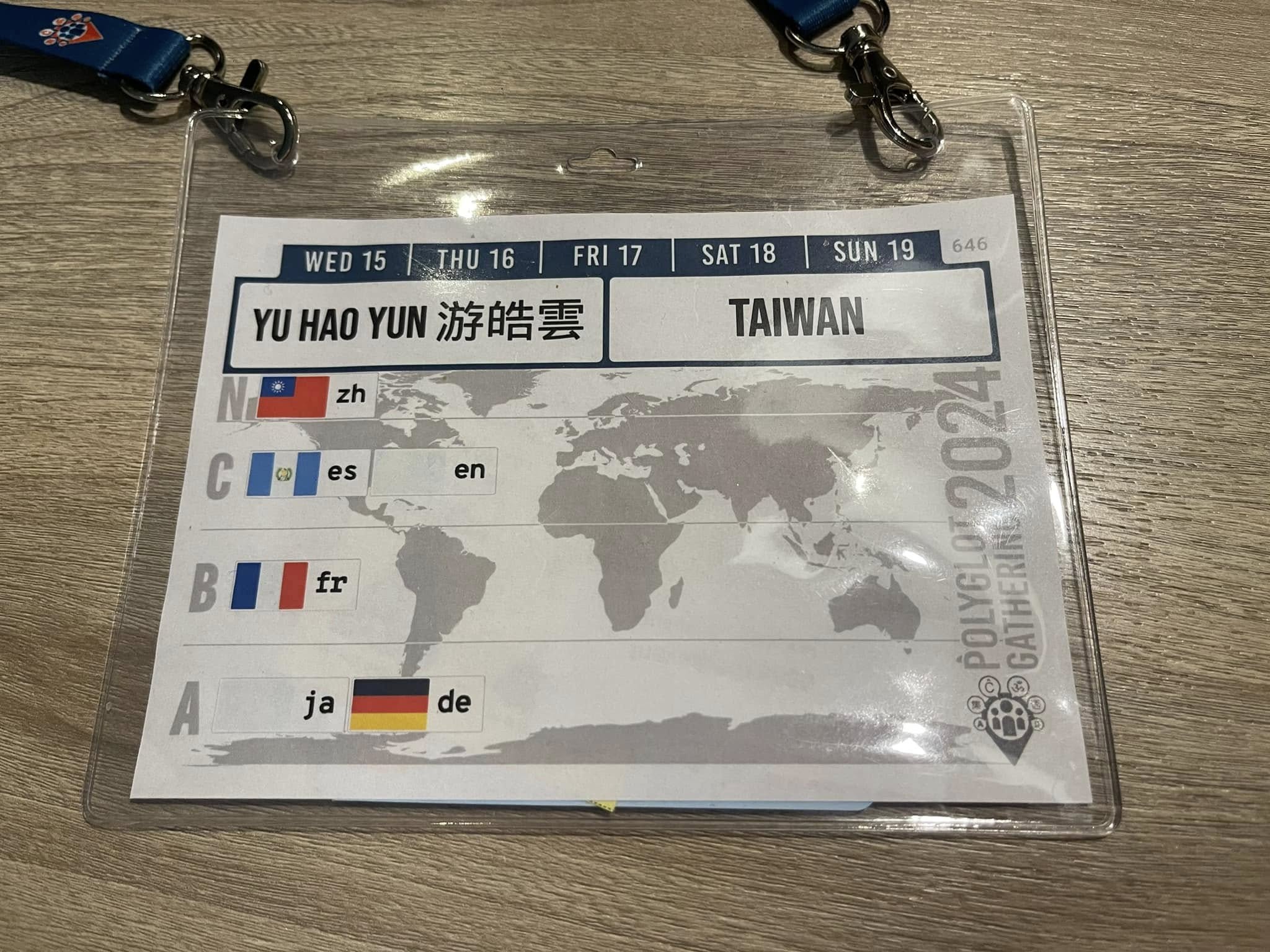 多語大會參與者的語言吊牌