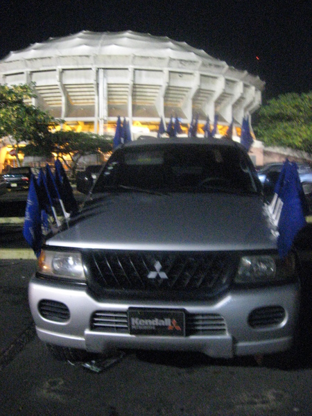 車身插滿二十一支 Licey 老虎隊旗子的球迷座車