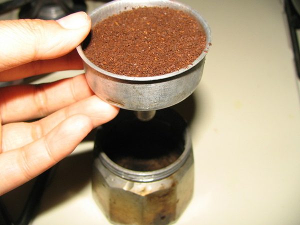 摩卡壺中層倒入咖啡粉