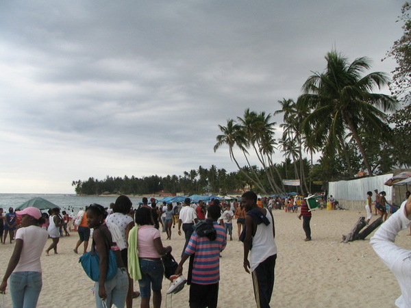 Semana Santa 連假擠滿人的 Boca Chica 海灘