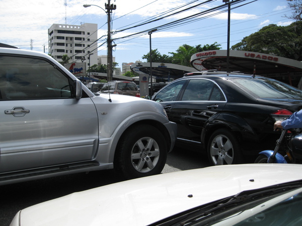 四面八方擠在一起的車