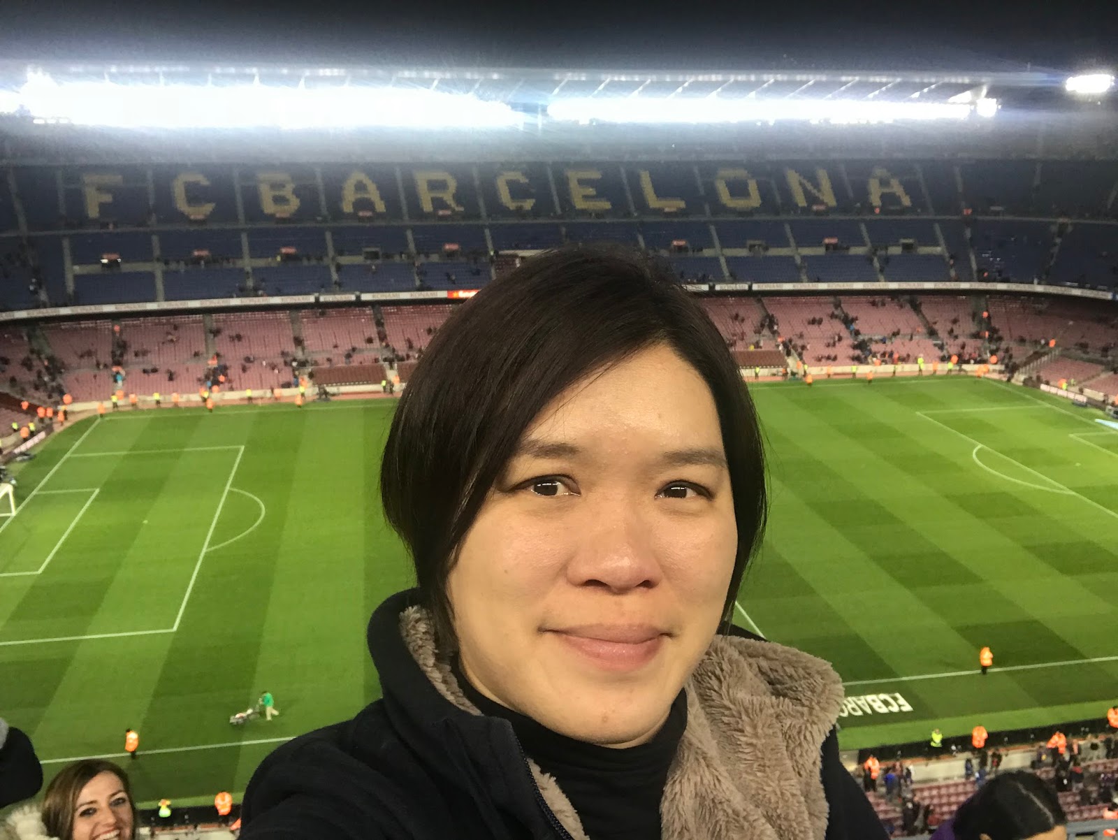 以 FC BARCELONA 字樣看台為背景的照片