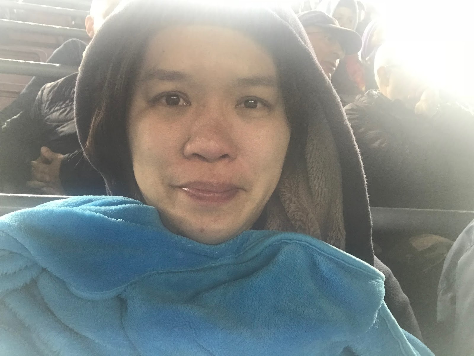 裹著毯子在看台上看球