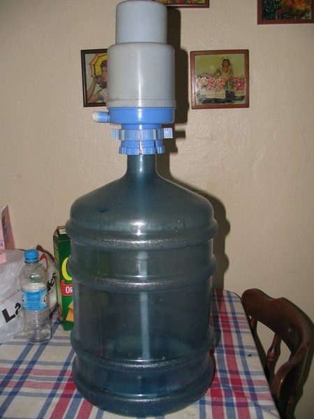 多明尼加家用的大桶飲用水