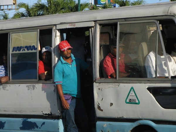 GUAGUA 車門口的車掌與乘客