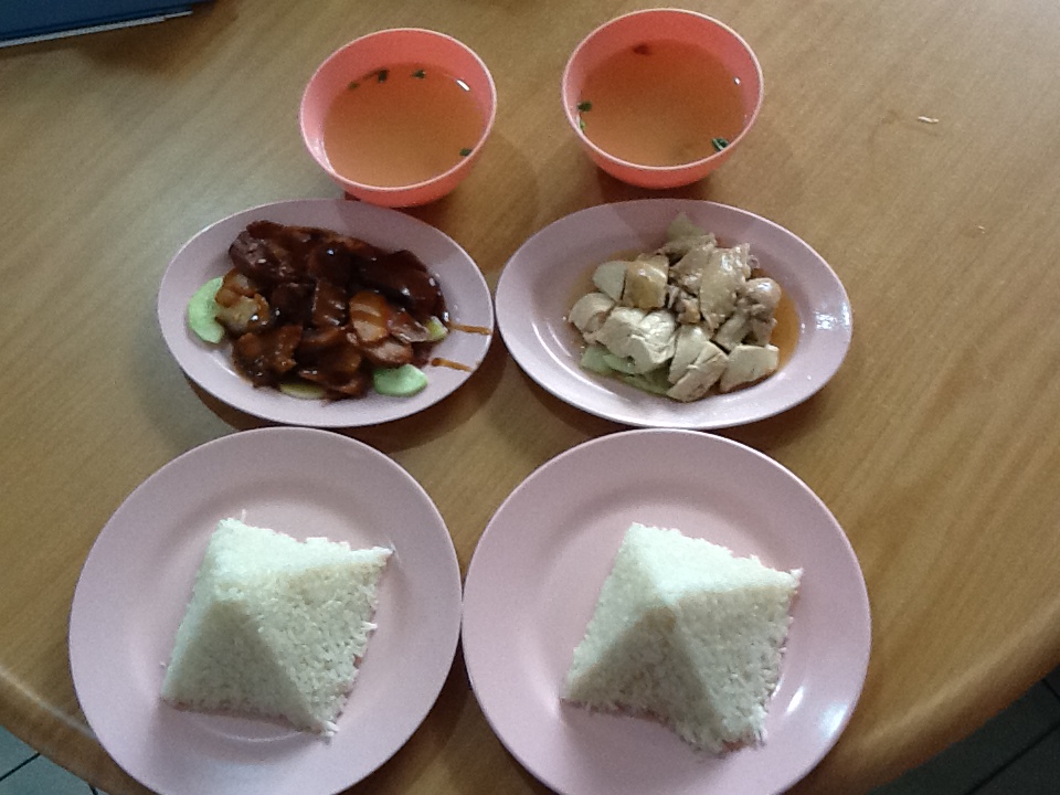 堆成金字塔造型的海南雞飯