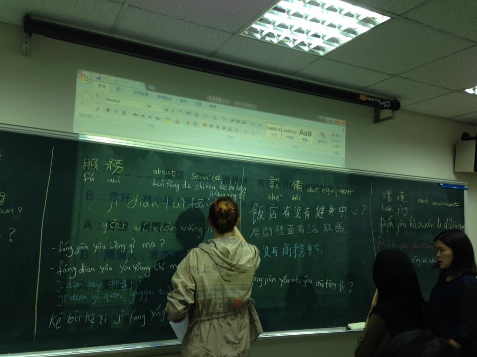 學生分組寫在白板上要問飯店的問題