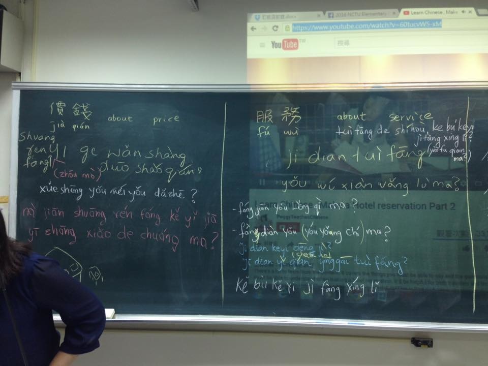學生分組寫在白板上要問飯店的問題