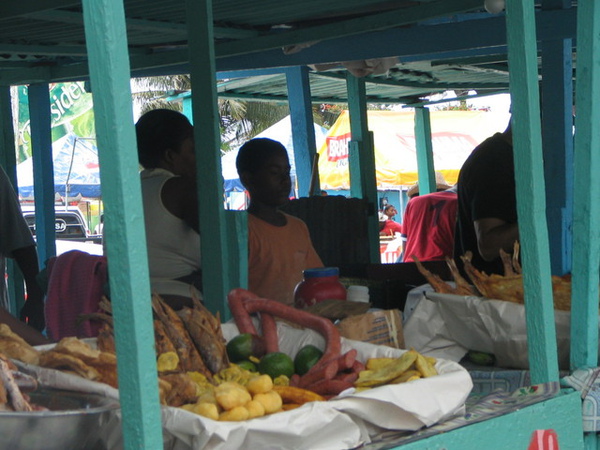 Boca Chica 海灘入口的路邊炸魚餐廳