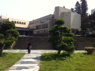 交大教室外的綠地