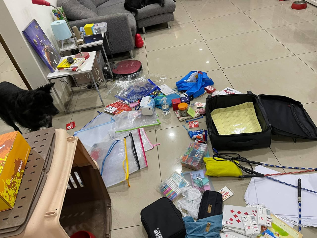 整理前的外出教課行李箱