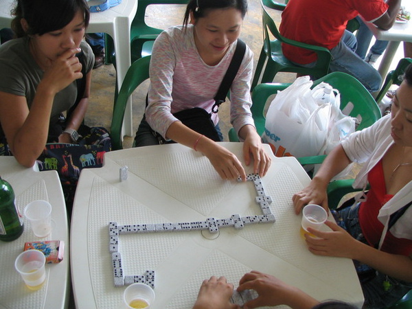 在海邊餐廳玩 Domino